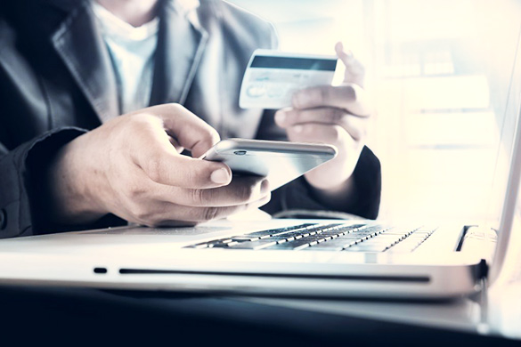edit_online-payment-male-hands-1024×683